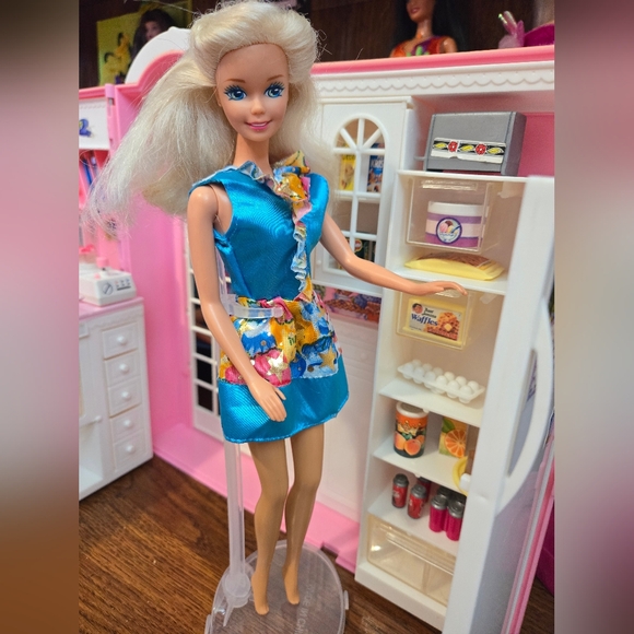 1994 Ruffle Fun Barbie - Picture 4 of 5